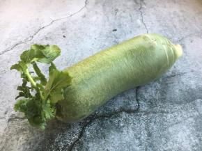 青萝卜以根形圆整，表示光滑，皮色正常起油，中等个头，分量较重为优。