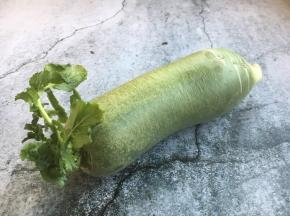 青萝卜以根形圆整，表示光滑，皮色正常起油，中等个头，分量较重为优。