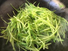 锅里放少许油，炒至断生，盛出备用。