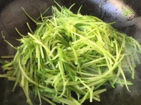 锅里放少许油，炒至断生，盛出备用。