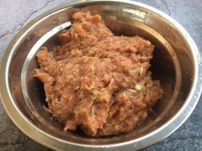 搅拌好的肉圆馅放在冰箱里冷藏室里冷藏半个小时，一是入味，二是这样做出来的肉圆更有弹性。