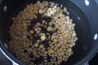 锅里加入清水，放入甜玉米粒煮开后转小火煮5分钟