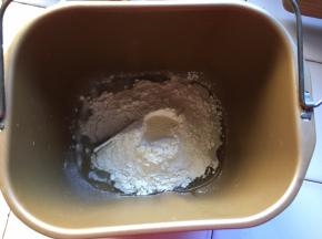 将饼皮全部材料放入面包机，和面20分钟，