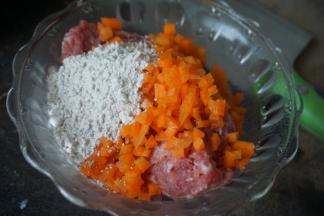 然后把剁好的猪肉放入碗里加入薯粉和切丁的胡萝卜搅拌均匀