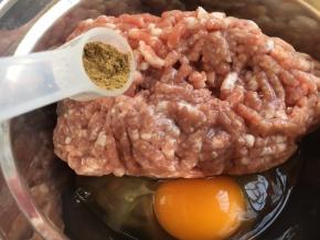 放入3分之一小勺的十三香。