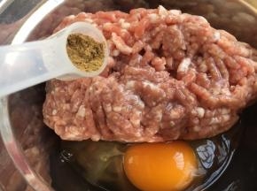 放入3分之一小勺的十三香。