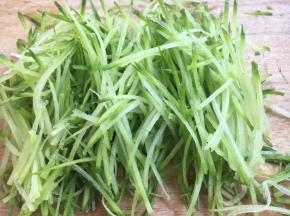 青萝卜切丝。