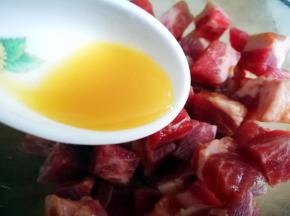猪肉切丁 加入姜汁