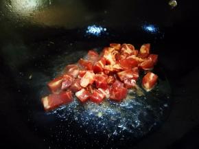 锅中油热下肉丁煸炒