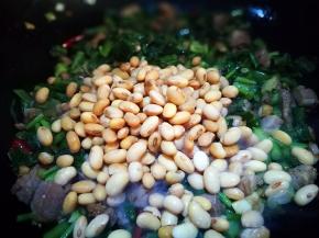 把提前煮好的黄豆倒入锅中