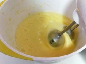 启动打蛋器高速打发。