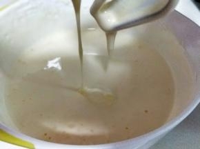 大约8分钟样子，低速打了2分钟，为了消气泡，蛋液发白，变得浓稠。