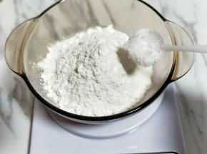 面粉中加入盐。