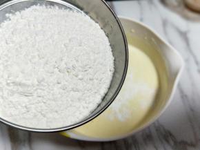 再将混合的分类过细筛到浓稠的蛋液器具中。