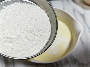 再将混合的分类过细筛到浓稠的蛋液器具中。