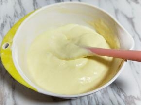 用硅胶铲翻拌至无干粉。
注意手法，切拌或者呈Z字形轻轻的翻拌。
切记:不要搅拌，以免消泡。