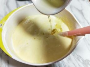 再加入玉米油，同上手法翻拌或者切拌，或呈Z字手翻拌至均匀，一定要翻拌均匀，注意手法。