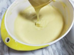 翻拌均匀后面糊浓稠，提起硅胶铲，顺利低落状态。