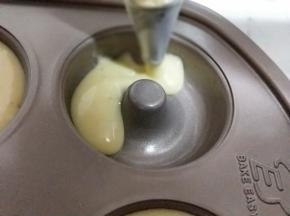 将做好的蛋糕糊装入裱花袋中，再挤入模具中即可。