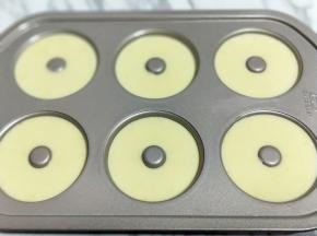 8-9分满即可，不要挤的特别满，我的模具是不粘模具，如果不是这种，建议模具中刷上一层玉米油。