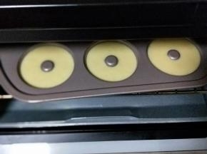 烤箱160度预热5分钟，将模具放入烤箱中层，160度看20-25分钟。烤箱具体温度及时间仅供参考。