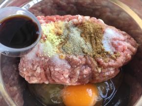 放入1勺的生抽。