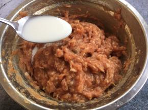 把肉馅朝一个方向搅拌，搅拌的同时如果感到肉馅较干适当的分次往里边加水，需要搅拌300下左右，调到肉馅有粘性为好。然后往肉馅里加2勺水淀粉，再次搅拌均匀。
