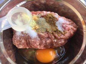 放入2勺的料酒（白糯米酒）。