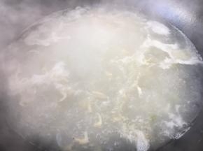大火煮开，熬制10分钟左右汤色变白。
