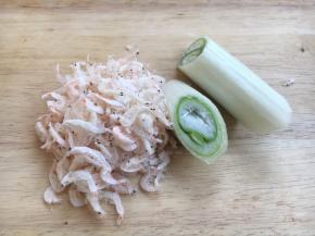 准备好干虾皮，用于炝锅。
准备好大葱，葱切成葱花。大葱5g用于炝锅，15g用于和肉馅。