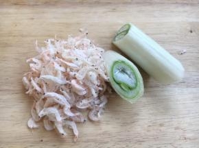 准备好干虾皮，用于炝锅。
准备好大葱，葱切成葱花。大葱5g用于炝锅，15g用于和肉馅。