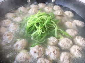 放入炒过的青萝卜丝。