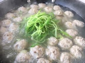 放入炒过的青萝卜丝。