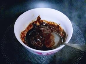 巧克力隔水融化。