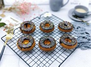 还可以插上竹签做棒棒糖甜甜圈。