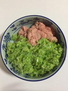 挤干水分的白菜和葱用料理机打成末，放进肉糜中。
