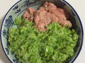 挤干水分的白菜和葱用料理机打成末，放进肉糜中。