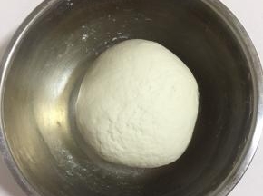 面粉加入一勺盐搅拌均匀，加入适量的水揉成光滑的面团，盖上保鲜膜醒30分钟。