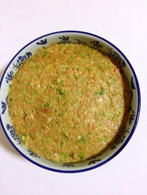 搅拌好的肉馅儿包上保鲜膜，放进冰箱冷藏半个小时。