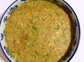 搅拌好的肉馅儿包上保鲜膜，放进冰箱冷藏半个小时。