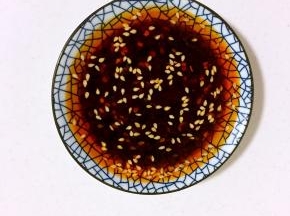 煮饺子的时候我们来准备蘸料：辣椒油一勺，香醋一勺，生抽一勺，香油少许搅拌均匀调成蘸料儿。