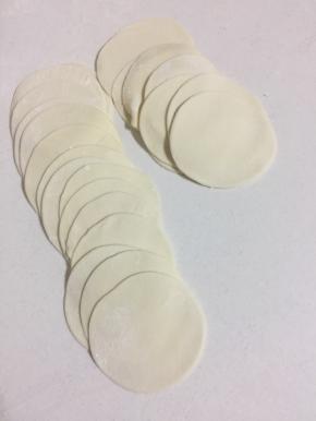 压好的饺子皮，放在保鲜袋里密封，以免风干了不好包。