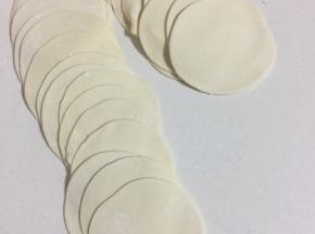 压好的饺子皮，放在保鲜袋里密封，以免风干了不好包。