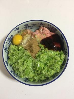 肉馅儿中加入两勺料酒，两勺蚝油，两勺生抽，一勺盐，一勺鸡粉，两勺肉馅调料，一勺酱油，一个鸡蛋，三勺香油。