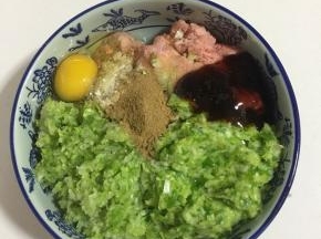 肉馅儿中加入两勺料酒，两勺蚝油，两勺生抽，一勺盐，一勺鸡粉，两勺肉馅调料，一勺酱油，一个鸡蛋，三勺香油。
