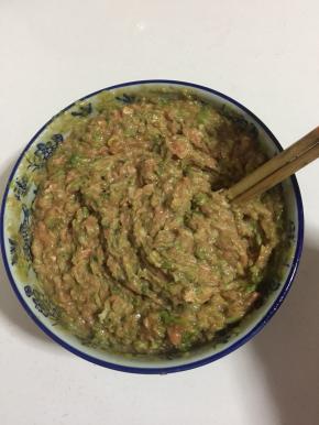 用筷子顺时针方向搅拌上劲儿即可。