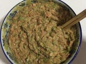 用筷子顺时针方向搅拌上劲儿即可。