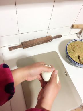 两边捏合，双手合拢，一挤。一下就能捏出个大肚子饺子。