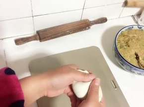 两边捏合，双手合拢，一挤。一下就能捏出个大肚子饺子。