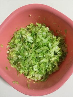 白菜芯切碎，加入适量的盐抓匀腌制片刻，挤干水分备用。